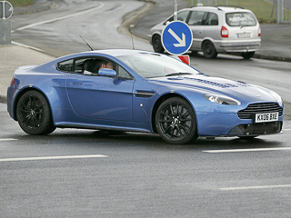 Aston martin v12 vantage rs. Встречайте. Самый быстрый и мощный серийный Aston Martin за всю историю существования английской компании. В фирменном «акульем» цвете!