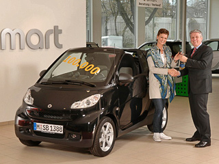 Smart fortwo. Юбилейный 100-тысячный Smart Fortwo передан владелице в дилерском центре в Мюнхене. Надо полагать, девушка довольна.