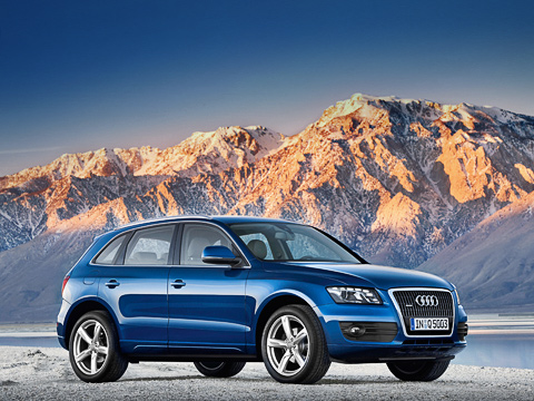 Audi q5. Audi&nbsp;Q5, который публика так долго ждала, будет предлагаться покупателям в&nbsp;трёх вариантах экстерьера. Стандартный, спортивный (S&nbsp;line) и&nbsp;брутально-внедорожный&nbsp;— каждый из&nbsp;них нацелен на&nbsp;свою аудиторию.