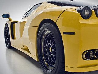 Ferrari 599 gtb. Спереди на Enzo, доработанном ателье Edo, стоят 19-дюймовые колёса размерностью 265/35. Сзади — катки больше, 335/30 R20. Дизайн дисков – собственный.