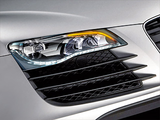 Audi r8. Audi&nbsp;R8 и&nbsp;без светодиодных фар выглядит необычно, а&nbsp;с&nbsp;новой оптикой&nbsp;— и&nbsp;вовсе пришелец.