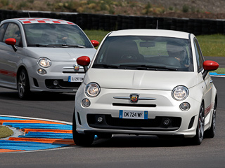 Fiat 500 abarth. Маленький, но&nbsp;злобный Fiat 500&nbsp;Abarth Opening Edition будет в&nbsp;двух цветах кузова&nbsp;— белом и&nbsp;сером. Ну&nbsp;если будет...