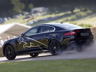 Jaguar xfr. Аэродинамический обвес и&nbsp;спаренные патрубки выпуска намекают на&nbsp;недюжинную силу британского суперседана.