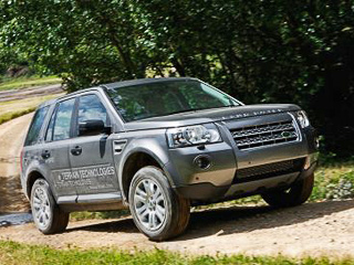 Land rover freelander,Land rover lrx. В&nbsp;отличие от&nbsp;модели Lexus RX 400h гибридный Land Rover обещает быть лучше на&nbsp;бездорожье.