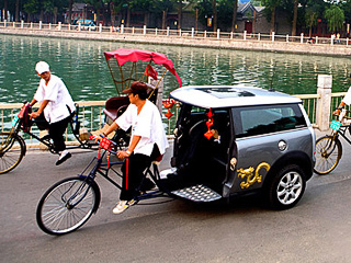 Mini clubman. Mini-рикша представляет собой заднюю часть Клабмэна, сочленённую с&nbsp;силовым агрегатом мощностью в&nbsp;одну человеческую силу.