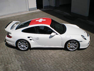 Porsche 911. Проще всего купе, доработанное в&nbsp;стране часов, денег и&nbsp;шоколада, узнать сверху: по&nbsp;заказу крышу раскрасят под швейцарский флаг.