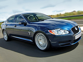 Jaguar xf. Шильдики Ecurie Ecosse, чёрная решётка радиатора да&nbsp;выкрашенные в&nbsp;цвет кузова воздухозаборник в&nbsp;переднем бампере и&nbsp;«диффузор»&nbsp;— в&nbsp;заднем... Скромный стайлинг-пакет оценивается в&nbsp;$1000.