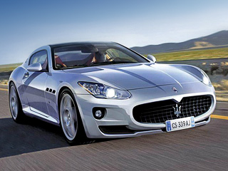 Maserati cabrio. По мнению британских художников, новая двухдверка Maserati будет очень похожа на старшее купе. В паре с придушенным двигателем V8 будут трудиться и «робот» DuoSelect, и шестиступенчатый «автомат» ZF.