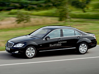 Mercedes s,Mercedes s hybrid. Литиево-ионная батарея, разработанная компанией Continental&nbsp;AG, весьма компактна и&nbsp;добавляет к&nbsp;массе автомобиля всего&nbsp;75&nbsp;кг. К&nbsp;примеру, седан Lexus&nbsp;LS&nbsp;600h&nbsp;L тяжелее версии&nbsp;LS&nbsp;460&nbsp;L примерно на&nbsp;300–350&nbsp;кг. В&nbsp;будущем Мерседес поделится технологией с&nbsp;BMW.