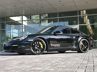 Porsche 911. Аэродинамический обвес состоит из&nbsp;переднего спойлера, боковых юбок, диффузора и&nbsp;модифицированного активного антикрыла.
