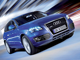 Audi q5. В&nbsp;будущем на&nbsp;российском рынке появятся ещё две версии кроссовера: 170-сильная дизельная 2.0&nbsp;TDI и&nbsp;277-сильная бензиновая 3.2&nbsp;FSI. Первый мотор будет агрегатироваться только с&nbsp;шестиступенчатой «механикой», а&nbsp;второй&nbsp;— только с&nbsp;«роботом»&nbsp;S-tronic.
