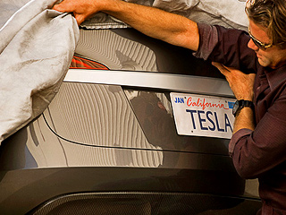 Tesla model s. Имя будущего седана Tesla Model S&nbsp;и&nbsp;его цена известны с&nbsp;июня. Планировалось, что производство пятиместного автомобиля начнётся в&nbsp;середине 2011-го на&nbsp;строящейся фабрике в&nbsp;Сан-Хосе, США. На&nbsp;фотографии «тайну» приоткрывает главный дизайнер Франц фон Хольцхаузен&nbsp;— тот самый, что ушёл с&nbsp;Мазды.