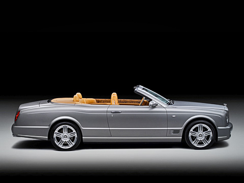 Bentley azure t. Прячущуюся в капоте эмблему мы уже видели на купе Brooklands, а 20-дюймовые колёса и тормозные диски диаметром 420 мм — на седане Arnage Final Series.