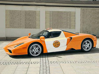 Ferrari enzo. Фотография этого 650-сильного купе была сделана в столице Омана городе Маскате. До чего же интересно, какие ещё машины есть в этом таксопарке?