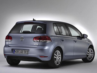 Volkswagen passat,Volkswagen golf. В&nbsp;Германии перемещаться на&nbsp;хэтчбеке Volkswagen Golf BiFuel выгодно. Например, если ездить на&nbsp;газе, то&nbsp;каждые 100&nbsp;км&nbsp;вам обойдутся в&nbsp;6,38&nbsp;евро, а&nbsp;на&nbsp;бензине&nbsp;— в&nbsp;8,60. Но&nbsp;солярка всё равно не&nbsp;досягаема. Каждые 100&nbsp;км&nbsp;на&nbsp;версии Golf 2.0&nbsp;TDI стоят пять с&nbsp;половиной евро!