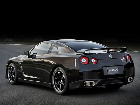 Nissan gt-r,Nissan gt-r specv. Для версии SpecV доступен уникальный чёрный цвет Ultimate Black Opal. Однако отличить машину от&nbsp;стандартной проще по&nbsp;шильдикам SpecV и&nbsp;заднему бамперу с&nbsp;характерными насадками на&nbsp;выпускных патрубках.