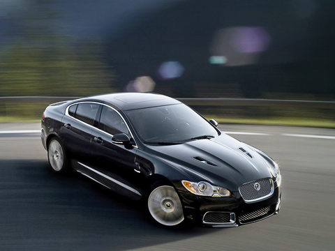 Jaguar xfr. Спортседан XFR&nbsp;— это более острое рулевое управление, активная подвеска Adaptive Dynamics вместо системы CATS и&nbsp;электронная имитация задней блокировки Active Differential Control.