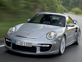 Porsche 911. Porsche 911&nbsp;GT2&nbsp;разгоняется до&nbsp;сотни за&nbsp;3,7&nbsp;с&nbsp;и достигает 329&nbsp;км/ч. Облегчённый RS-вариант будет злее&nbsp;— чуть больше трёх секунд и&nbsp;около&nbsp;340&nbsp;км/ч.