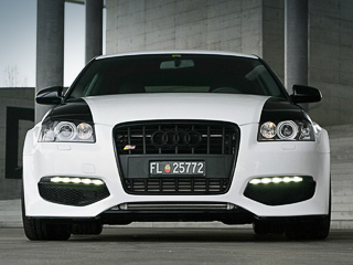 Audi s3. Аэродинамический обвес и&nbsp;двухцветная окраска кузова&nbsp;— дело рук швейцарского ателье Color Concept Boehler. Они&nbsp;же заменили и&nbsp;стандартные противотуманки на&nbsp;светодиоды в&nbsp;стиле Audi&nbsp;S6.