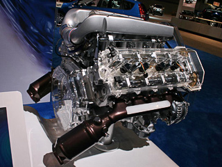 Hyundai genesis. Наддув предположительно позволит седану Hyundai Genesis снизить расход в&nbsp;смешанном цикле до&nbsp;11,4&nbsp;л&nbsp;на 100&nbsp;км.&nbsp;«Атмосферник» V8&nbsp;4.6&nbsp;расходует 12,4&nbsp;л.