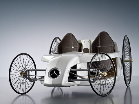 Mercedes f-cell roadster,Mercedes concept. Худощавый торс концепт-кара Mercedes F-Cell Roadster сделан из&nbsp;стеклопластика, а&nbsp;обтянутые кожей сиденья&nbsp;— из&nbsp;углепластика.