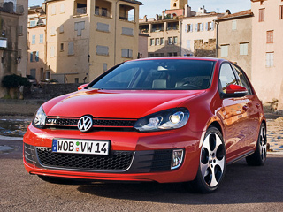 Volkswagen golf gti. Максимальная скорость нового GTI составляет 240&nbsp;км/ч, а&nbsp;разгон до&nbsp;сотни занимает 6,9&nbsp;с,&nbsp;что сохраняет за&nbsp;ним последнее место в&nbsp;классе по&nbsp;этому показателю. Расход топлива в&nbsp;смешанном цикле&nbsp;— 7,3&nbsp;л&nbsp;для версии с&nbsp;«механикой» и&nbsp;7,4&nbsp;для модификации с&nbsp;DSG.