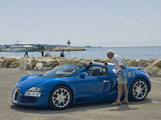 Bugatti veyron. При снятой крыше электроника позволит разогнать этого монстра до&nbsp;360&nbsp;км/ч, а&nbsp;если оставить её&nbsp;на&nbsp;месте, то&nbsp;максимальная скорость будет как у&nbsp;купе&nbsp;— 407&nbsp;км/ч. Но,&nbsp;затянув в&nbsp;ненастную погоду салон брезентовым дождевиком, больше чем до&nbsp;130&nbsp;вы&nbsp;не разгонитесь.