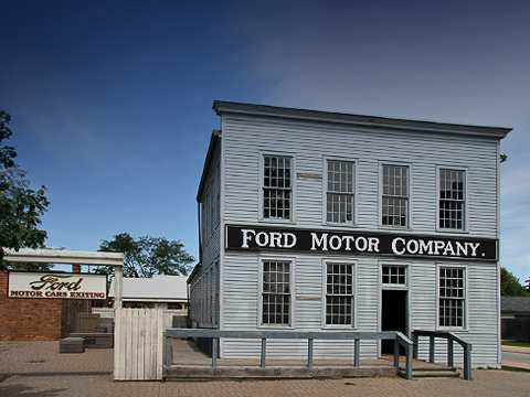 Ford museum. С&nbsp;этого скромного здания начиналась империя компании Ford. Если желаете посмотреть на&nbsp;современное производство, то&nbsp;автобус-шаттл за&nbsp;пять минут доставит вас на&nbsp;расположенный поблизости завод River Rouge.