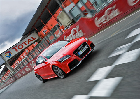             Серебристый декор не <nobr>очень-то</nobr> украшает TT RS, но в качестве опции обвес «<nobr>эр-эски</nobr>» можно заказать в цвет кузова.
