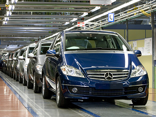 Mercedes a,Mercedes b. Юбилейный 750-тысячный Mercedes-Benz A-класса&nbsp;— пятидверка A&nbsp;180&nbsp;CDI, окрашенная в&nbsp;«металлик» Lotus Blue. Он&nbsp;уже отправился к&nbsp;клиенту в&nbsp;Германию. Кстати, первое поколение за&nbsp;семь лет производства разошлось количеством 1&nbsp;100&nbsp;000&nbsp;штук.