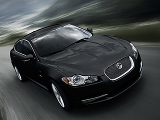 Jaguar xfr. Внешне XF&nbsp;Supercharged можно отличить по&nbsp;оригинальным колёсным дискам диаметром 20&nbsp;дюймов, четырёхствольному выхлопу в&nbsp;стиле XFR и&nbsp;шильдикам с названием модели.