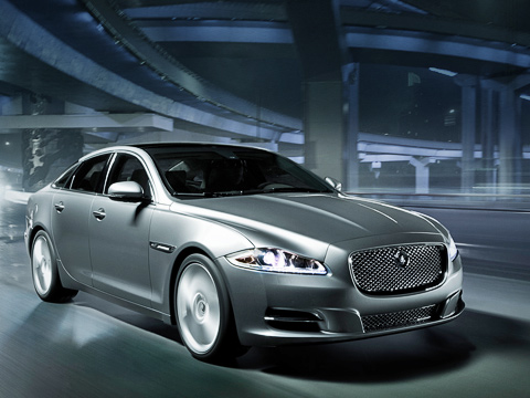 Jaguar xj. В&nbsp;продажу XJ&nbsp;поступит в&nbsp;начале 2010&nbsp;года. Цены в&nbsp;Британии: от&nbsp;52&nbsp;500&nbsp;фунтов ($85&nbsp;450) за&nbsp;XJ&nbsp;3.0&nbsp;Diesel до&nbsp;85&nbsp;тысяч ($138&nbsp;363) за&nbsp;5.0&nbsp;Supercharged. Прежний диапазон цен&nbsp;— 44&nbsp;604–57&nbsp;674&nbsp;фунтов ($72&nbsp;600–93&nbsp;880).