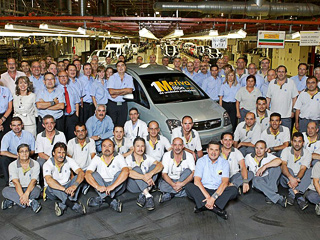 Opel meriva. Opel Meriva производится в&nbsp;Испании и&nbsp;Бразилии. Первая машина сошла с&nbsp;конвейера в&nbsp;2003&nbsp;году. Впоследствии автомобиль пережил ряд небольших обновлений и&nbsp;нынешней осенью окончательно уйдёт на&nbsp;покой.