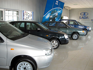 Lada 2107. Всё больше россиян экономит не только на опциях, но и на самих автомобилях, предпочитая бюджетные модели.