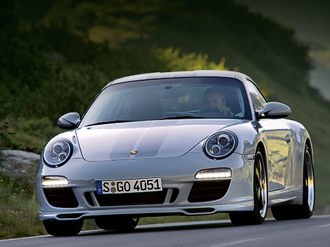Porsche 911. Отличительные особенности версии&nbsp;911&nbsp;Sport Classic&nbsp;— накладка на&nbsp;передний бампер и&nbsp;крыша с&nbsp;оригинальной продольной канавкой.