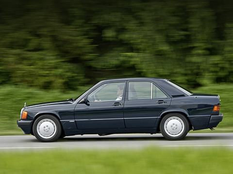 Mercedes c. Старый Mercedes 190&nbsp;имел отличный по&nbsp;тем временам коэффициент аэродинамического сопротивления&nbsp;— 0,34. Но&nbsp;прошло 20&nbsp;лет, и&nbsp;тот&nbsp;же показатель у&nbsp;новой «цешки» равен 0,27.