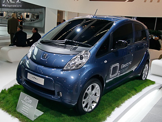 Peugeot ion,Peugeot concept. Отличительные черты электромобиля Peugeot&nbsp;— лев на&nbsp;капоте и&nbsp;другой бампер с&nbsp;противотуманками.