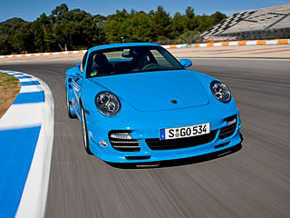 Porsche 911,Porsche cayenne. Улучшенный Porsche 911&nbsp;Turbo оснащается мотором объёмом 3,8&nbsp;л&nbsp;и&nbsp;мощностью 500&nbsp;л.с. Под капотом предыдущей модели скрывался двигатель, у&nbsp;которого было 3,6&nbsp;л&nbsp;и&nbsp;480 л.с. соответственно.