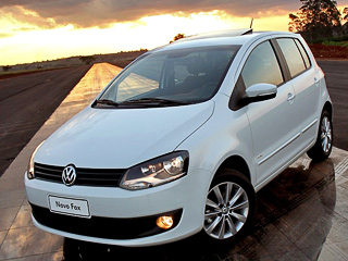 Volkswagen fox. Цены на&nbsp;обновлённый Fox в&nbsp;Бразилии начинаются с&nbsp;29&nbsp;990&nbsp;реалов (11&nbsp;656&nbsp;евро) за&nbsp;базовую комплектацию с&nbsp;мотором 1.0&nbsp;VHT (76&nbsp;л.с.) серии Total Flex, работающим как на&nbsp;бензине, так и&nbsp;на&nbsp;этаноле.