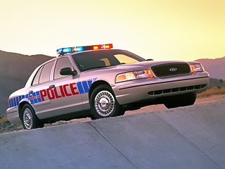 Ford crown victoria,Ford police interceptor. Седан Ford Crown Victoria Police Interceptor поставляется правоохранительным органам США с&nbsp;1998&nbsp;года. От&nbsp;гражданских «Викторий» полицейские отличаются более мощными тормозами и&nbsp;усиленной трансмиссией, модернизированной системой охлаждения мотора и&nbsp;доработанным впуском.