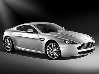 Aston martin v8 vantage. Заказы на обновлённый Aston Martin V8 Vantage в Великобритании уже принимаются. Купе оценивается в 83 191 фунт ($135 143), а родстер — в 91 021 фунт ($147 863).