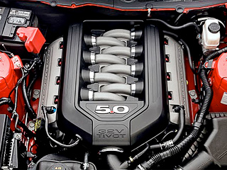 Ford mustang. Восьмицилиндровый двигатель 5.0 получил по&nbsp;четыре клапана на&nbsp;цилиндр и&nbsp;механизм регулировки поднятия клапанов на&nbsp;впуске и&nbsp;выпуске.