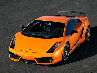 Lamborghini gallardo. Внешне Lamborghini Gallardo LP570-4&nbsp;SV будет отличаться от&nbsp;«сородичей» наличием аэродинамического обвеса, углепластикового антикрыла и&nbsp;соответствующих аппликаций на&nbsp;боковинах.