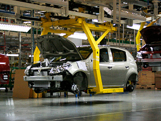 Renault sandero. Также сегодня в&nbsp;салонах российских официальных дилеров Renault стартовали продажи модели Sandero. Цена&nbsp;— от&nbsp;319 до&nbsp;428 тысяч рублей.