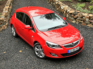 Opel astra. Среди ближайших конкурентов, таких как VW&nbsp;Golf, Peugeot&nbsp;308 и&nbsp;Ford Focus, своей ценой новая Астра революции не&nbsp;сделала.