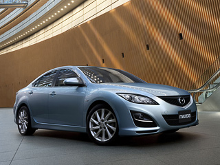 Mazda 6. Новая для России облегчённая комплектация Touring собрана по&nbsp;принципу разумной достаточности. В&nbsp;ней нет датчиков дождя, противотуманок, электропривода складывания зеркал, CD-чейнджера и&nbsp;системы помощи при трогании на&nbsp;подъёме, зато есть то&nbsp;же, что и&nbsp;у&nbsp;более дорогих версий, кроме кожаной отделки салона.