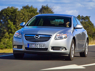 Opel insignia. Новшеств в&nbsp;экстерьере автомобилей 2011 модельного года почти нет, если не&nbsp;считать дополнительный вариант окраски кузова&nbsp;— оттенок красного Dark Mahogany.