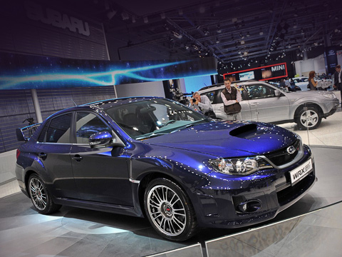 Subaru imprezamims wrx sti,Subaru impreza wrx sti. При той&nbsp;же ширине и&nbsp;высоте кузова четырёхдверка WRX STI на&nbsp;165&nbsp;мм длиннее хэтчбека, а&nbsp;её&nbsp;багажник номинально вместительнее почти на&nbsp;70&nbsp;л.