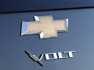 Chevrolet volt. Производитель гарантирует покупателям гибрида Chevrolet Volt, что батарея в&nbsp;их&nbsp;машине прослужит восемь лет или выдержит 100 тысяч миль (160 тысяч километров).