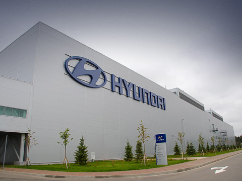 Hyundai solaris. Завод, рассчитанный на ежегодное производство 150 тысяч автомобилей по&nbsp;полному циклу, включая штамповку деталей, построен в&nbsp;кратчайшие сроки. С&nbsp;момента закладки первого камня 5&nbsp;июля 2008 года до&nbsp;выпуска первого автомобиля прошло чуть более двух лет.